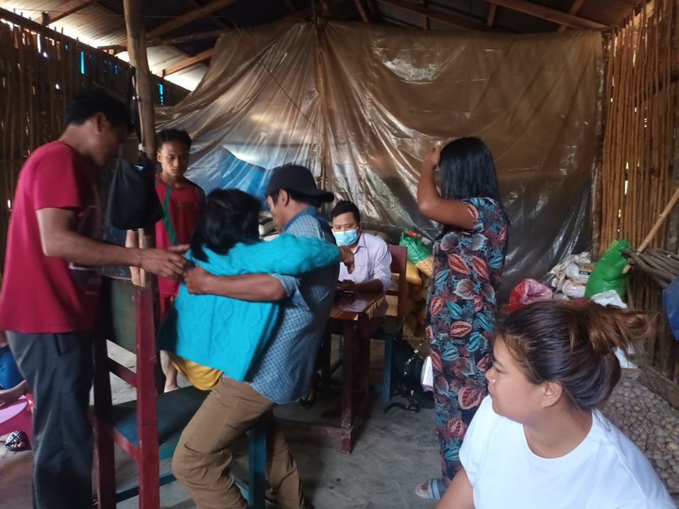 လူနာတစ်ဦးကို Sapianmaksak ရှိ mobile clinic သို့ ခေါ်ဆောင်လာစဥ်