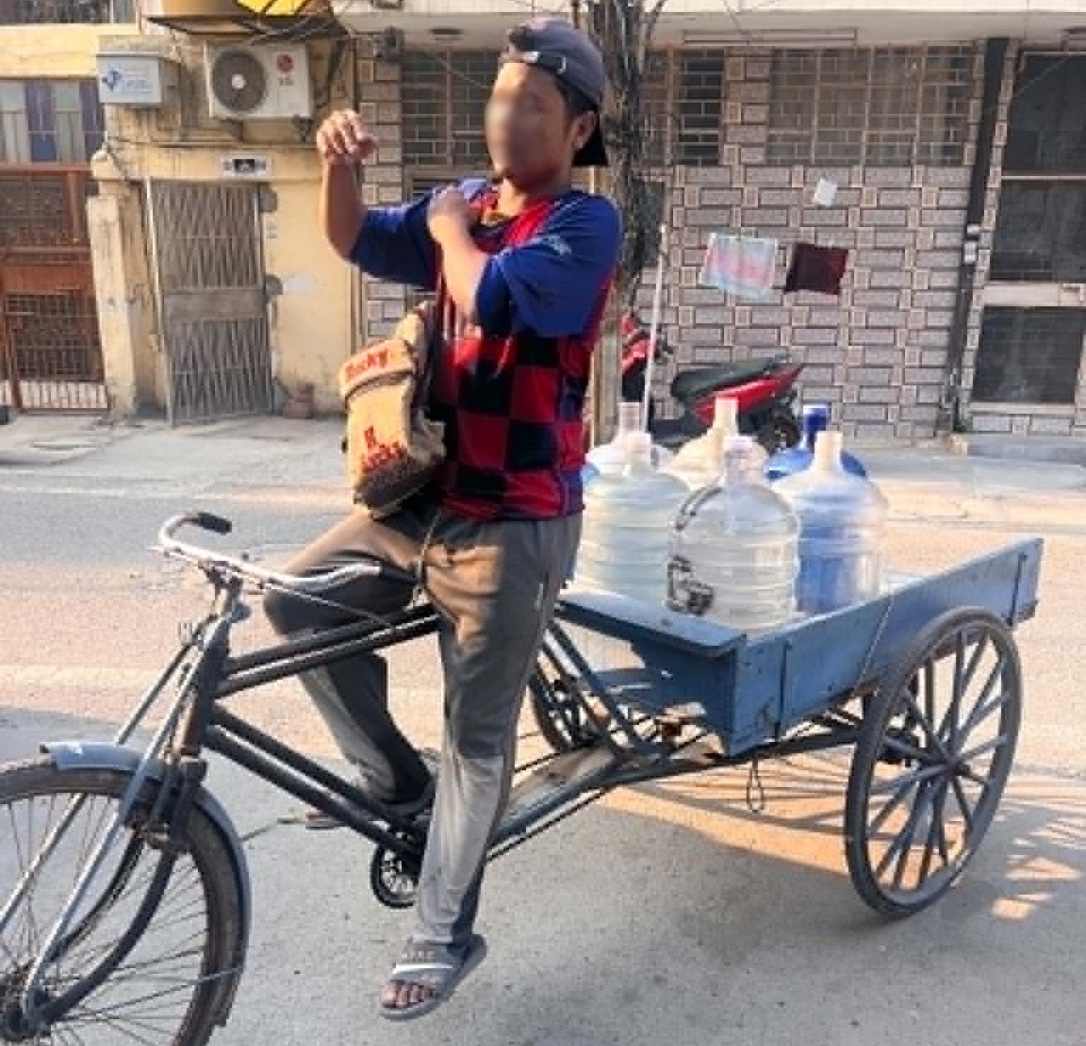 Vante, a Chin from Myanmar, delivering drinking drinking water in Vikas Puri, June 2026 (Photo: Salai Benhur)